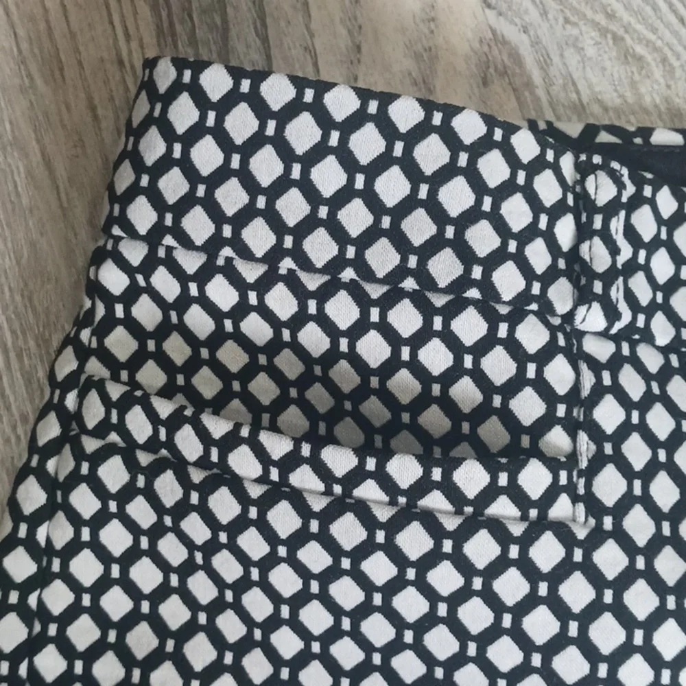 Banana Republic Sloan Fit  Black & White Geo Dot Cropped Pants - Picture 5 of 13